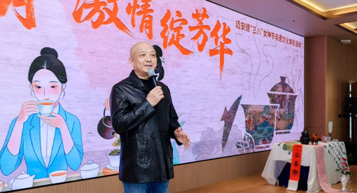 集團領導為女員工送上祝福